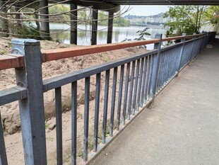 户外木质护栏人行道场景