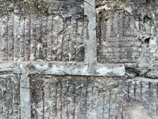 老旧斑驳的石墙纹理