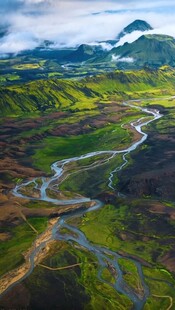 山间蜿蜒公路与葱郁美景