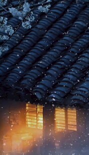 古宅夜窗暖光