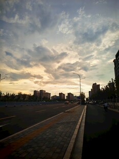 黄昏下的城市道路风景