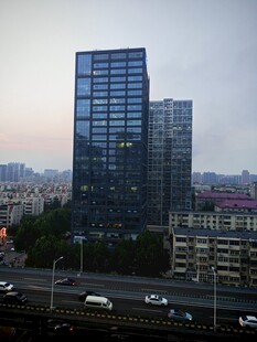 城市高楼与道路景观