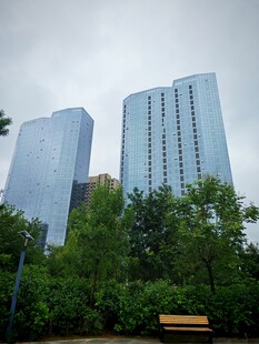 城市高楼与绿植中的长椅