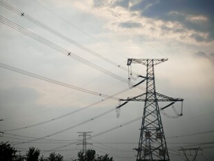 高压输电塔与空中电线