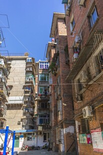 老南昌旧居民楼间的狭窄巷道