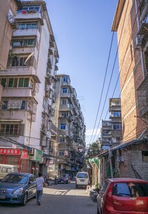 南昌老旧城区狭窄街道景象