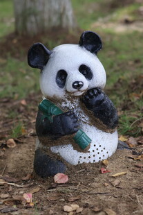 可爱熊猫小雕塑