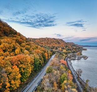 秋日公路旁绚烂多彩的山林