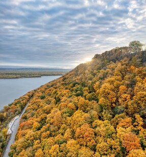 秋日山林公路美景