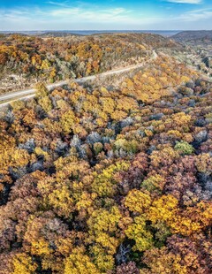 秋日山林公路俯瞰美景