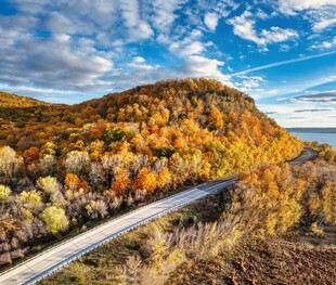 秋日山间公路绚丽风光
