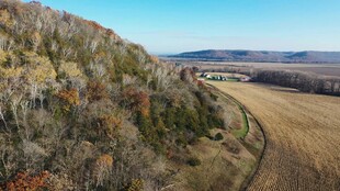 秋日山间田野俯瞰美景