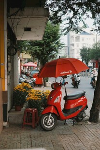 红色电动车配红色遮阳伞