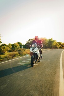 公路上的摩托车骑行者