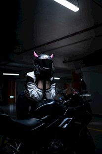 黑暗中骑摩托的神秘角色