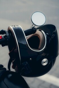 复古摩托车头盔特写