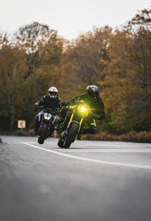 公路上的双摩托车骑行