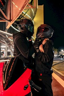 情侣骑机车街头亲密互动