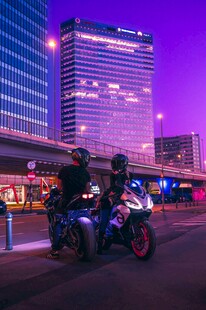 都市夜景下的摩托车骑行