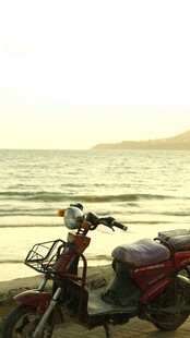 海边停放的复古摩托车