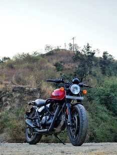 复古摩托车停于户外风景处