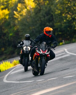 公路上的摩托车骑手