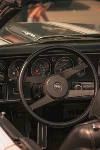 复古汽车驾驶舱特写