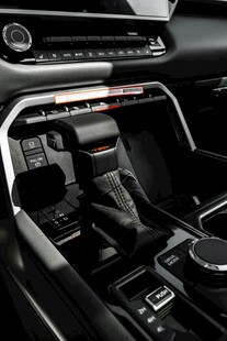 汽车内饰精致换挡区域特写