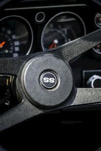 复古汽车方向盘细节特写