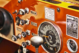 复古仪表盘特写