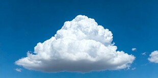 蓝天下的蓬松大云朵