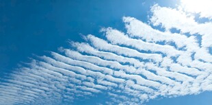 蓝天中独特的条状云彩