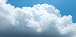 蓝天中的蓬松白云