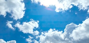 晴朗蓝天与蓬松白云