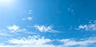 晴朗蓝天飘着几朵白云