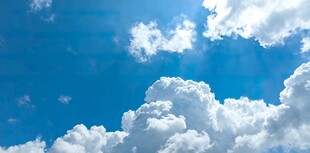 晴朗蓝天与蓬松白云