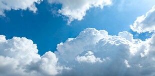 晴朗蓝天与蓬松白云