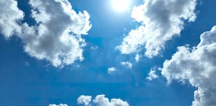 晴朗蓝天与蓬松白云