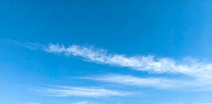 晴朗蓝天中的白色云缕