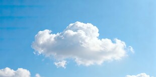 蓝天中的蓬松白云