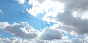 晴朗蓝天中的蓬松白云