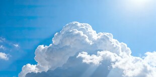 蓝天中的蓬松白云