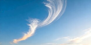 蓝天上的梦幻羽状云彩