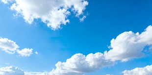 晴朗蓝天与蓬松白云