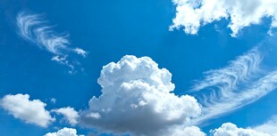 蓝天中的蓬松白云