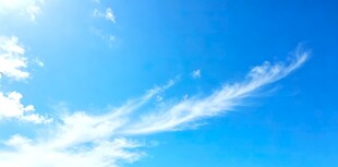 蓝天飘着轻柔白云