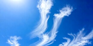 蓝天飘絮状白云