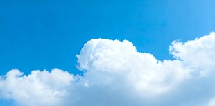 蓝天中的蓬松白云