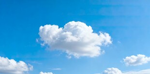 蓝天中的蓬松白云