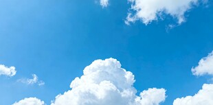 晴朗蓝天与蓬松白云